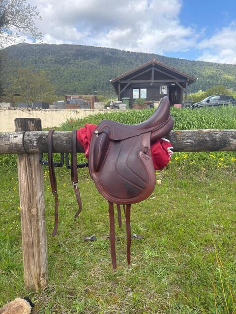 Selle de dressage marron CWD neuve