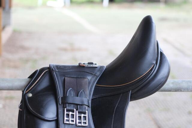 Selle de dressage CHILDERIC 18