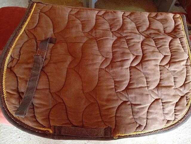 tapis effet velours suédine couleur marron