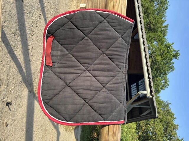 tapis cheval noir et rouge
