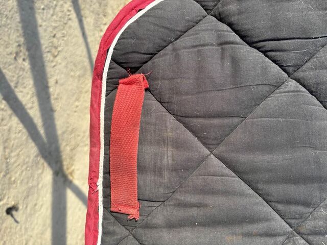 tapis cheval noir et rouge