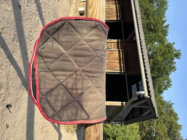 tapis cheval noir et rouge