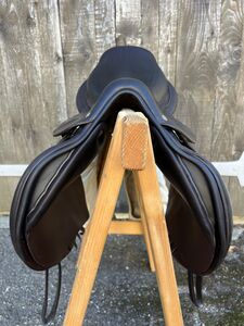 Selle Hermès Cavalle II Taille 17,5 Cuir Havane & fil Rubis Nov2020 peu servie