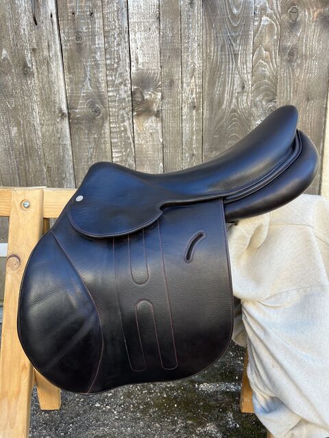 Selle Hermès Cavalle II Taille 17,5 Cuir Havane & fil Rubis Nov2020 peu servie