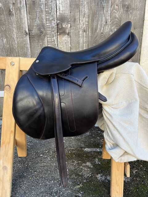 Selle Hermès Cavalle II Taille 17,5 Cuir Havane & fil Rubis Nov2020 peu servie