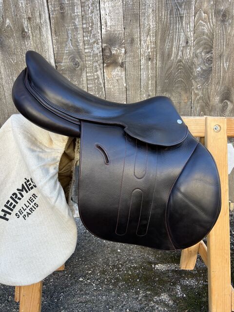 Selle Hermès Cavalle II Taille 17,5 Cuir Havane & fil Rubis Nov2020 peu servie