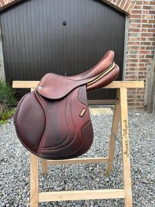 Selle cwd brune avec finitions doré