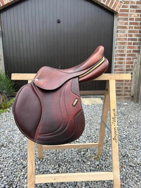 Selle cwd brune avec finitions doré