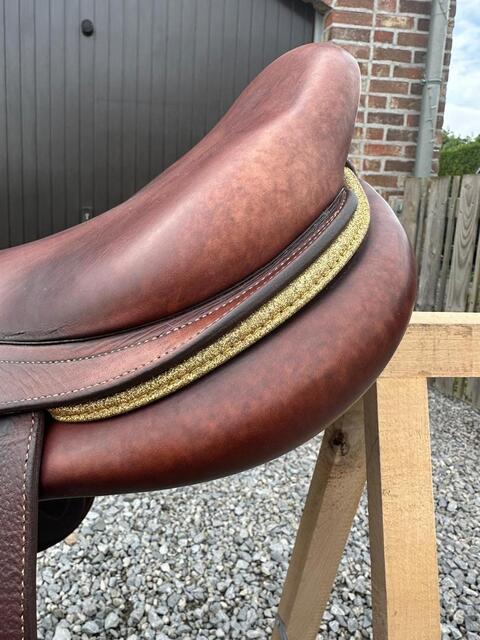 Selle cwd brune avec finitions doré