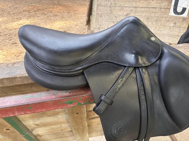 Selle Forestier Seoul 17"5 2A, veau grainé noire année 2025