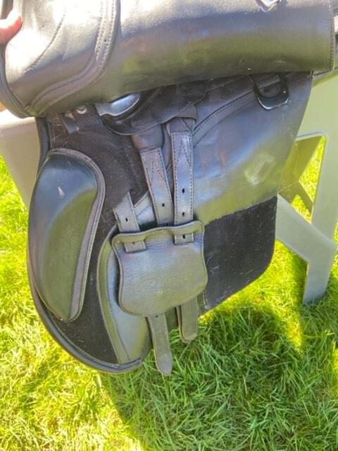 Selle Bates mixte, cuir noir, bon état