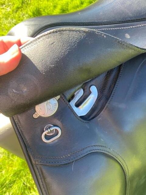 Selle Bates mixte, cuir noir, bon état