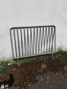 Grille de porte de boxes