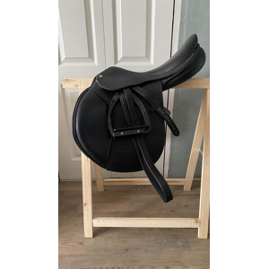 Jumping saddle
