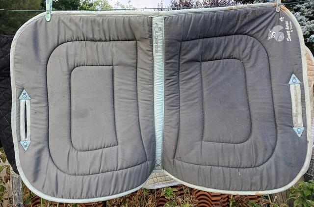Tapis de selle gris foncé avec bordures bleues claires