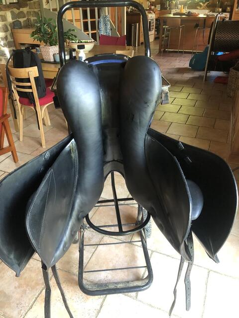 SELLE PRESTIGE CUIR BOVIN LISSE NOIR, LISERE BLEU