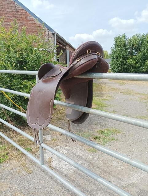 Selle de randonnée stock
