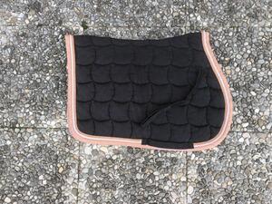 Tapis noir avec bordure beige