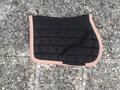 Tapis noir avec bordure beige