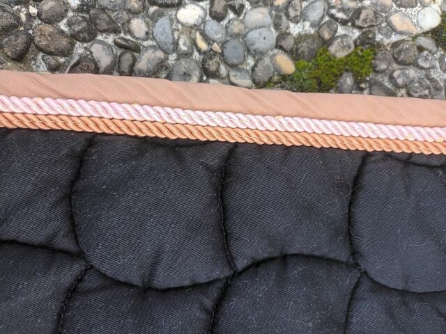 Tapis noir avec bordure beige