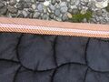 Tapis noir avec bordure beige