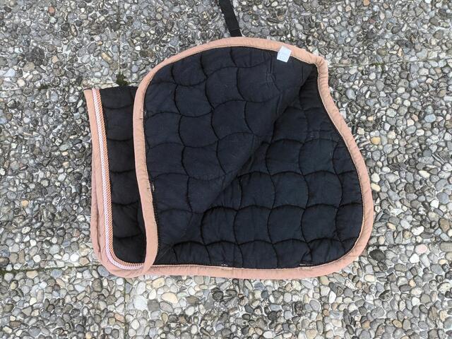 Tapis noir avec bordure beige