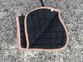 Tapis noir avec bordure beige