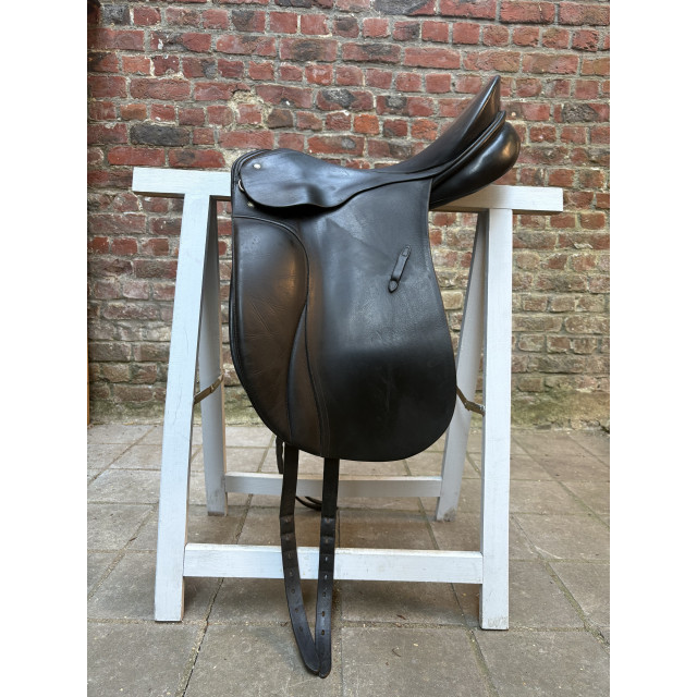 Selle dressage noir équipée 17,5 pouces - Modèle Grand Gilbert, marque Passier - année 2015