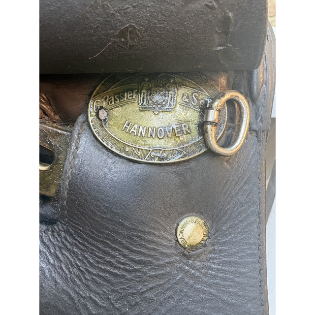 Selle dressage noir équipée 17,5 pouces - Modèle Grand Gilbert, marque Passier - année 2015