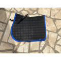 Tapis Equiline noir et liseré bleu roi