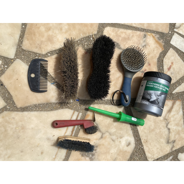 Lot de pansage complet + Brosse Borstiq & Onguent Sabot