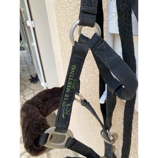 Licol nylon noir avec moumoute muserolle marron + Longe (Taille Cheval)