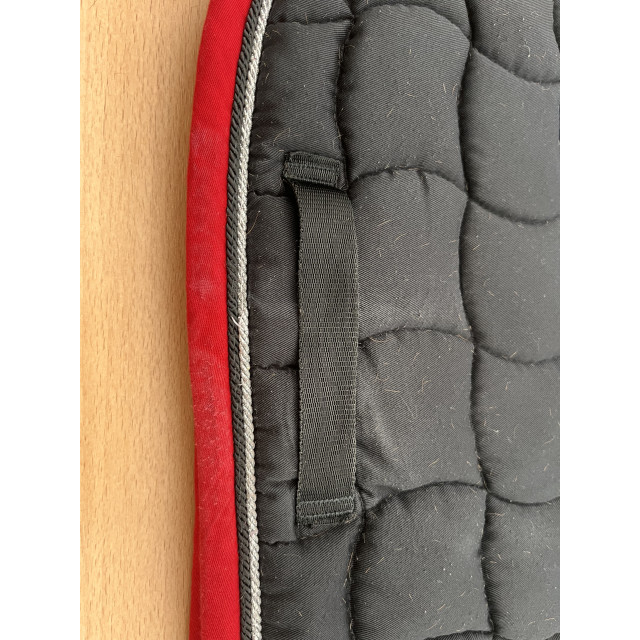 Tapis de selle Harcour Chantilly CSO cheval noir/rouge