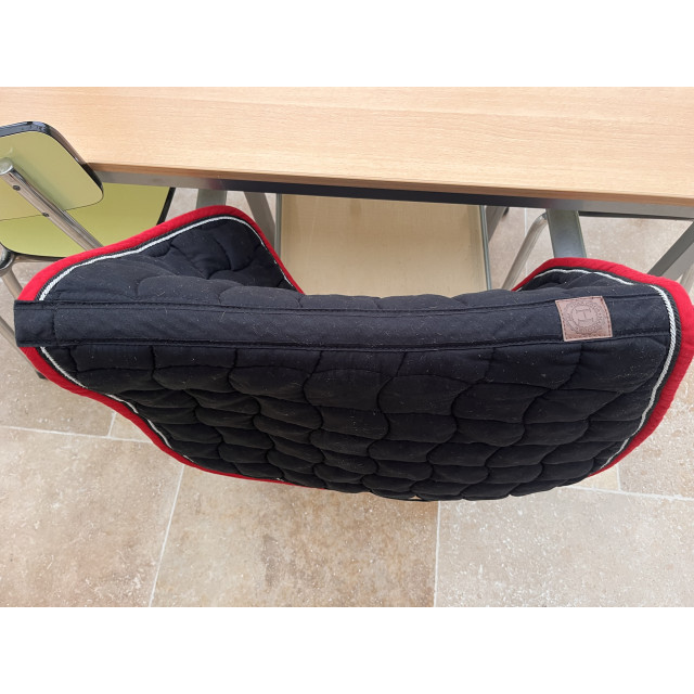 Tapis de selle Harcour Chantilly CSO cheval noir/rouge