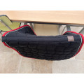 Tapis de selle Harcour Chantilly CSO cheval noir/rouge