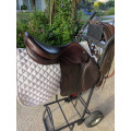 Pack Complet Écurie - Selle CSO Equipe Expression 17" + Accessoires + Chariot + Bridon