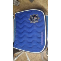 Tapis de selle Hervé Godignon (HG), modèle bleu roi avec bordure bleu marine et liseré blanc