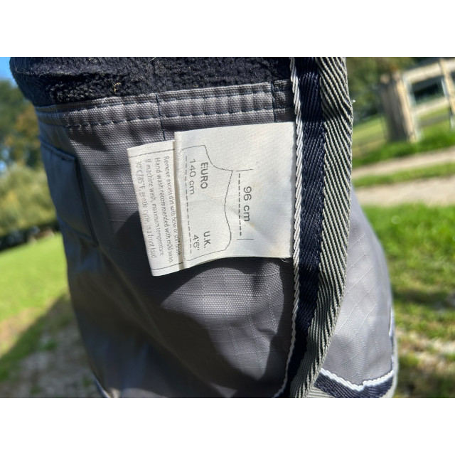 Couverture imperméable doublée polaire poney