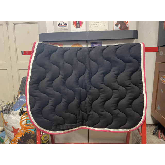 Tapis noir et rose