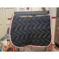 Tapis noir et rose