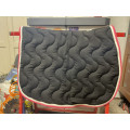 Tapis noir et rose