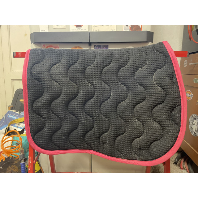 Tapis noir et rose