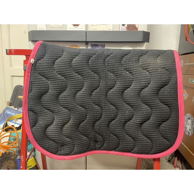 Tapis noir et rose