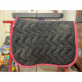 Tapis noir et rose