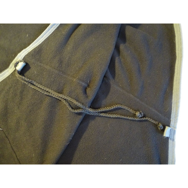 Couverture en polaire noire