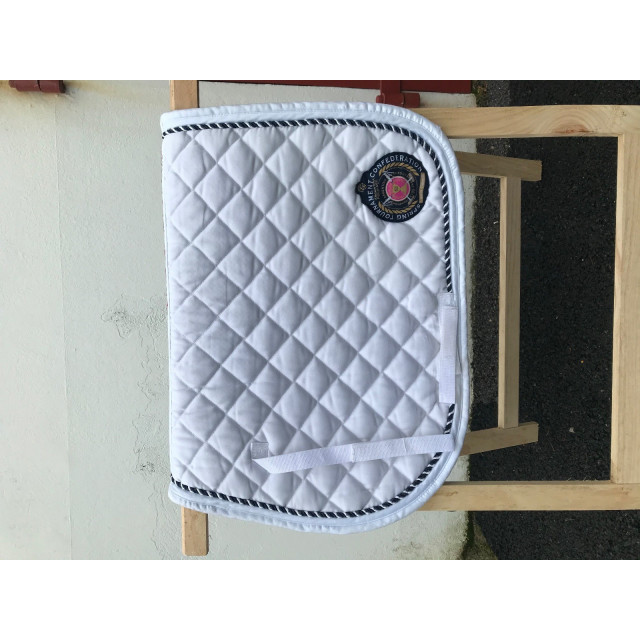 tapis de concours blanc avec détails bleu marine