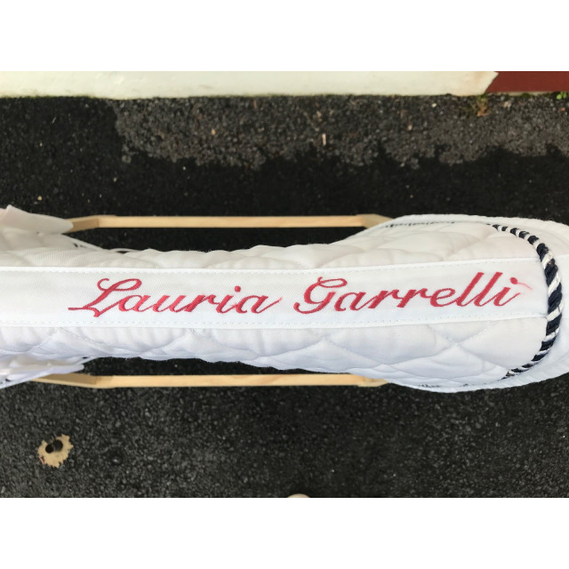 tapis de concours blanc avec détails bleu marine