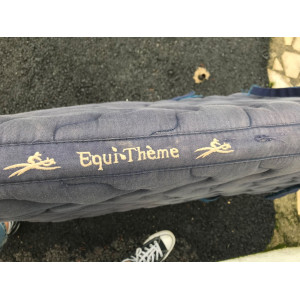 tapis bleu marine avec détails dorés