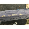 tapis bleu marine avec détails dorés