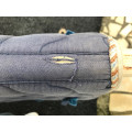 tapis bleu marine avec détails dorés
